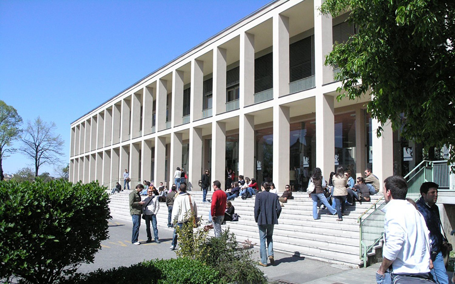 Facciata Università Cattolica con studenti