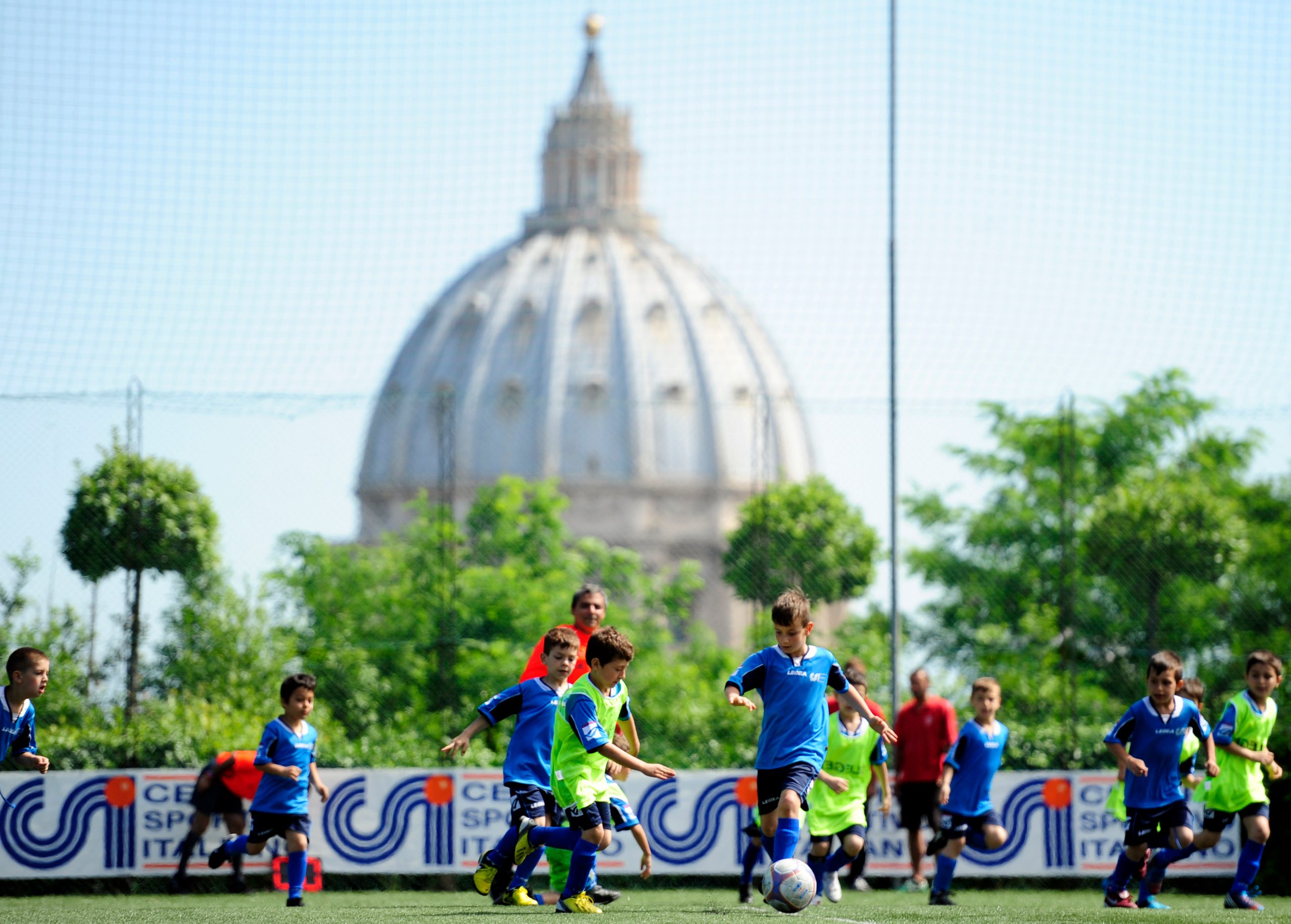Bambini che giocano a calcio dietro piazza San Pietro