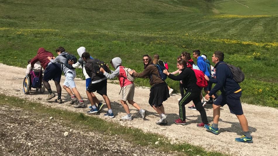 ragazzi in un sentiero di montagna