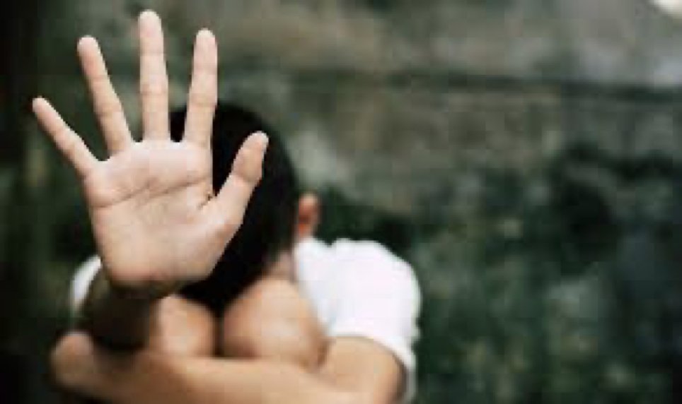 ragazzo-si-nasconde-dietro-la-sua-mano